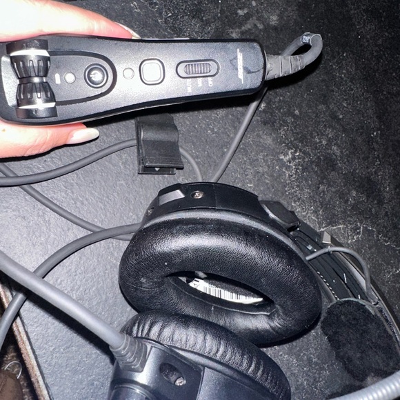 Bose A20 Black Aviation Headset with Bluetooth - Picture 6 of 7